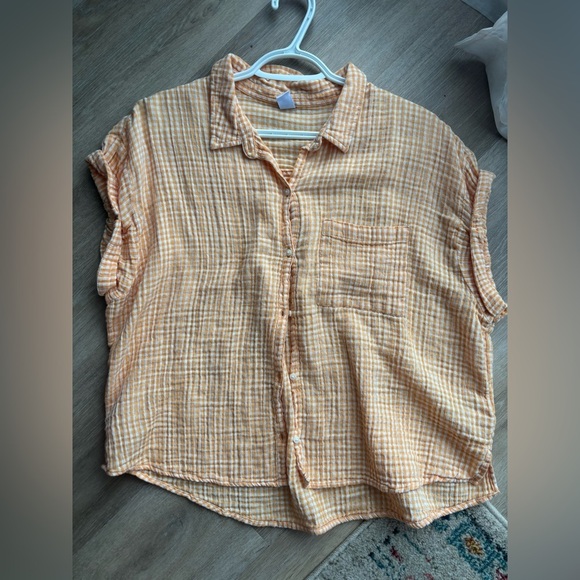 Old Navy Short-Sleeve Oversized Cropped Crinkled Gingham Shirt - Picture 2 of 3